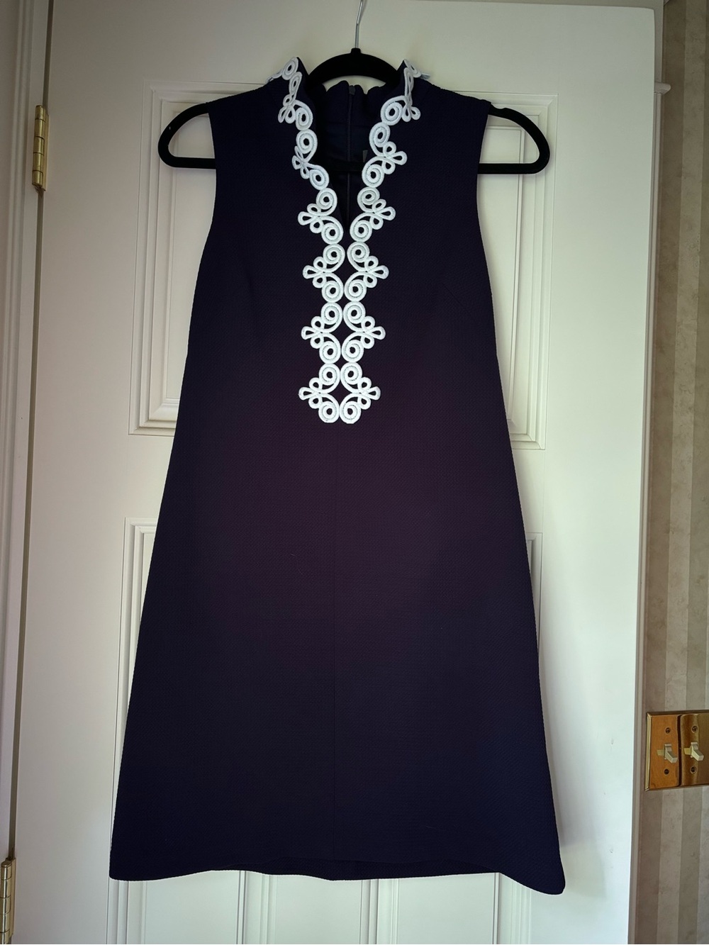 Vince Camuto Classic Navy Sleeveless Shift Dress with White Applique Women’s 6